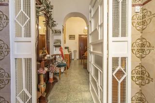 Reihenhaus in Barrio Alto. Casa de dos plantas y azotea a la venta en san juan de aznalfara