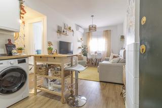 Piso en Parque Alcosa. Apartamento en residencial con garaje y piscina a la venta en se