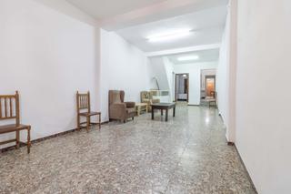 Casa adosada en Viso del Alcor (El). Vivienda de dos plantas con local comercial a la venta en pleno