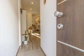 Reihenhaus in El Cerro. Casa completamente reformada de dos plantas y azotea a la venta