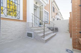 Maison jumelée à Cerros de Montequinto. Casa adosada con garaje a la venta en montequinto