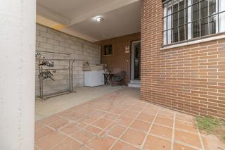 Casa adossada en Palmete. Casa de dos plantas con porche delantero y patio a la venta en z