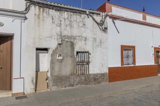 Casa adossada a Brenes. Vivienda para derribo en parcela urbana a la venta en brenes