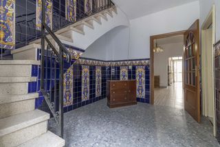 Casa adossada a La Plata. Casa de dos plantas con garaje y patio a la venta en su eminenci