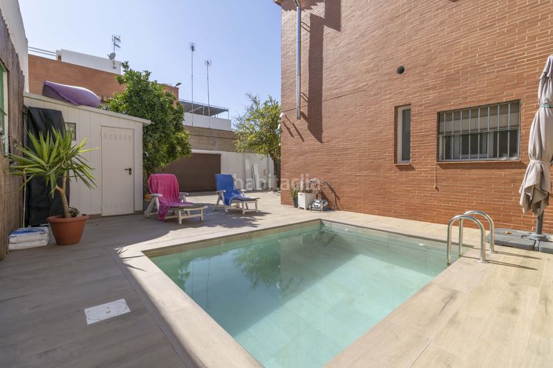 Foto 0e9f85ea-f2a3-4c3d-9f94-1a875f40e63c. Casa aparellada amb aparcament piscina a Ciudad Jardín Sevilla