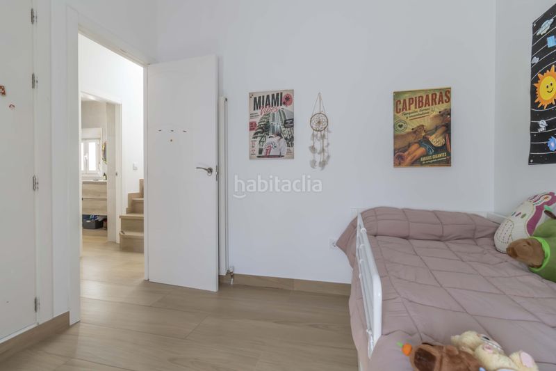Foto 42a76909-5c97-4f04-823c-3c011f4db509. Casa aparellada amb aparcament piscina a Ciudad Jardín Sevilla