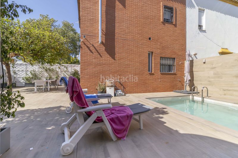 Foto 9fca0bff-712d-4af3-b14b-915df11ed248. Casa aparellada amb aparcament piscina a Ciudad Jardín Sevilla