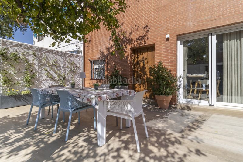 Foto b17f2e10-7834-4267-9dbd-1f4cbc59549f. Casa aparellada amb aparcament piscina a Ciudad Jardín Sevilla