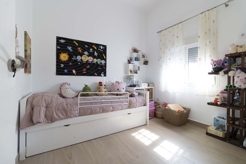 Foto d22d2500-b79c-40fb-a4d0-71352019cfbb. Casa aparellada amb aparcament piscina a Ciudad Jardín Sevilla