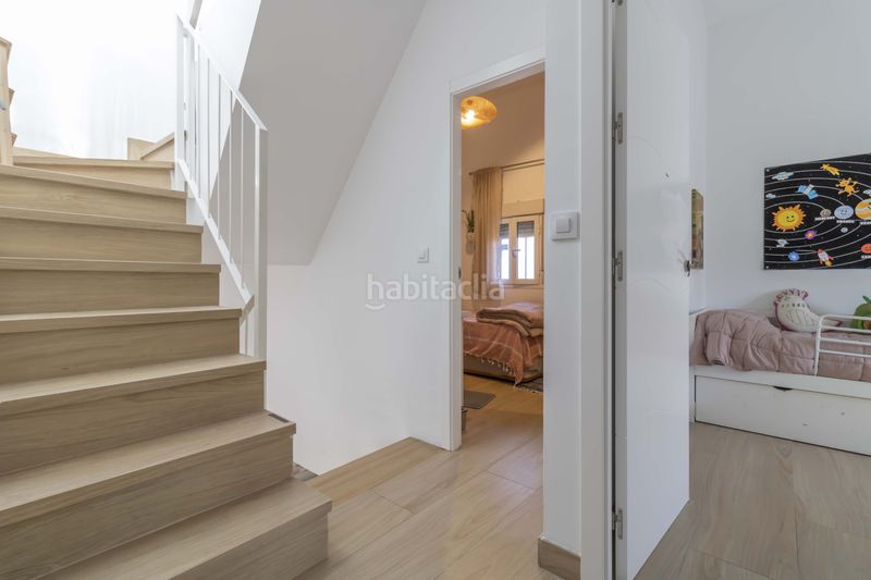 Foto e77165af-5ede-4ddb-b175-02345e58bc77. Casa aparellada amb aparcament piscina a Ciudad Jardín Sevilla