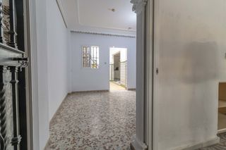 Semi detached house in Palmete. Casa de dos plantas con patio y garaje a la venta en sevilla, zo