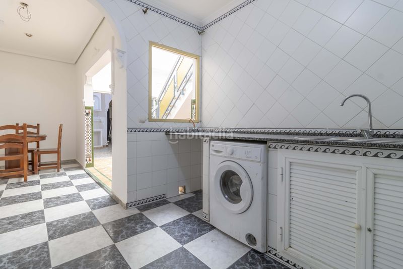 Foto 8a8fc87e-f888-464d-9495-a0b405220270. Casa adossada amb aparcament a Palmete Sevilla