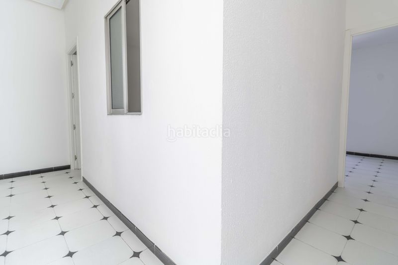 Foto a68567b1-66c5-4239-83f2-ac76200561a2. Casa adossada amb aparcament a Palmete Sevilla