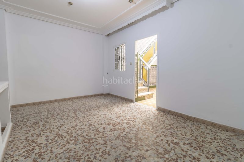 Foto ae08f8f6-3349-4ffe-9488-20eca806c3f3. Casa adossada amb aparcament a Palmete Sevilla