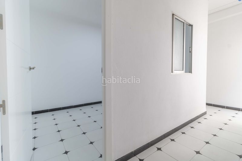 Foto f27c9df9-6b22-493b-aa6d-03a9bf5ea0bf. Casa adossada amb aparcament a Palmete Sevilla