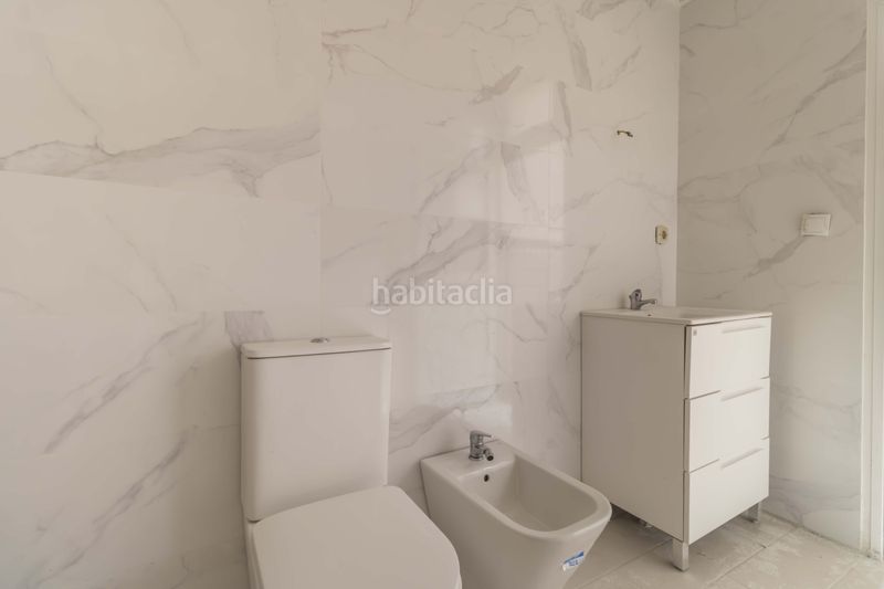Foto f832da71-d072-4997-ac3c-a23542a2c2bc. Casa adossada amb aparcament a Palmete Sevilla