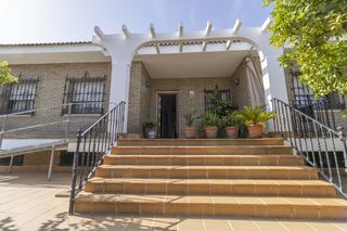Casa a Gines. Chalet independiente con garaje y piscina a la venta en gines