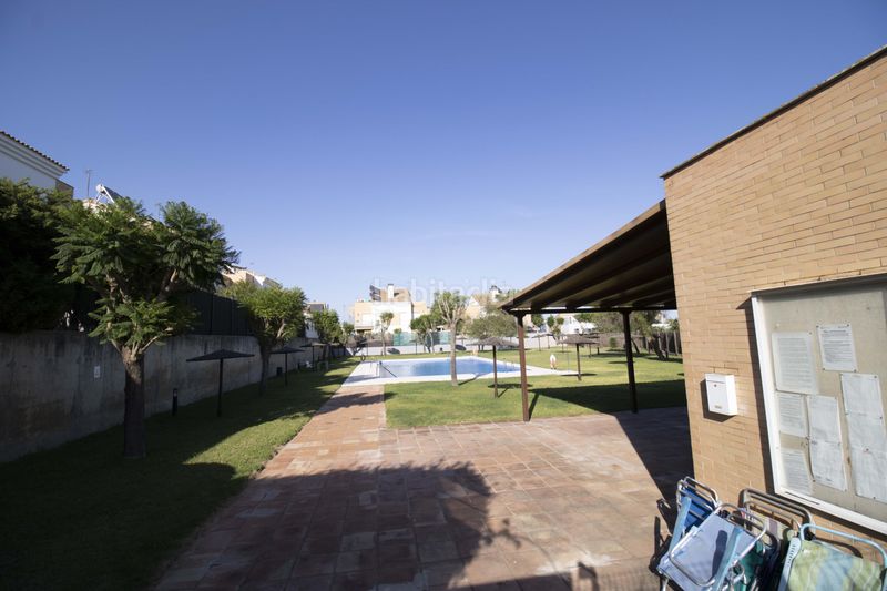Foto ce0ac534-7afc-456a-affb-712e373f4cca. Casa adossada amb piscina a Colegio Europa Espartinas