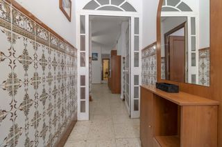 Reihenhaus in Palmete. Casa de dos plantas y azotea a la venta en padre pio