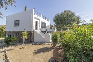 Casa a Los Lagos. Casa independiente con piscina a la venta en los lagos del serra