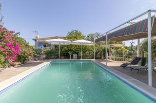 House in Loreto. Chalet independiente con piscina a la venta en espartinas, urb l