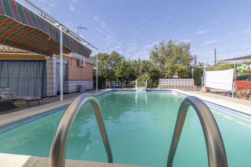 Foto 414f0f34-6e0f-405a-afcb-9ba1a5bffa85. Casa amb piscina a Loreto Espartinas