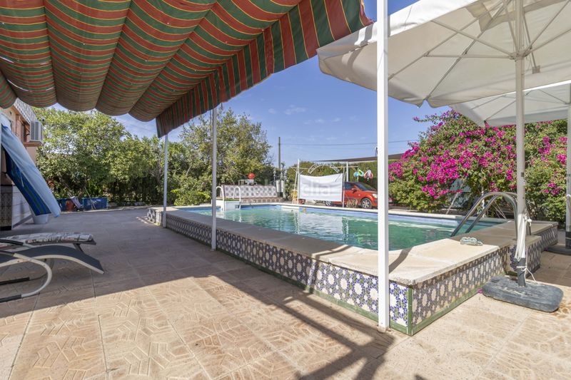 Foto f78f5864-add1-40ac-8910-ac585dde0bf0. Casa amb piscina a Loreto Espartinas