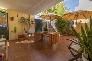 Maison à Centro. Casa independiente de dos plantas y azotea a la venta en bormujo