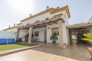 Casa aparellada a Gines. Casa pareada de 2 plantas y buhardilla a la venta en gines