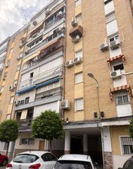 Rent Flat in Triana Oeste. Piso en muy buen estado con parking no asignado en superficie pa