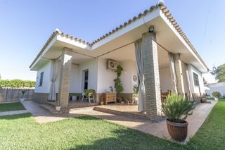House in Carmona. Chalet independiente con piscina en parcela de terreno urbano a