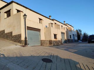 Edifici a Nevada. Se vende promoción de 4 dúplex y 3 apartamentos sin terminar en