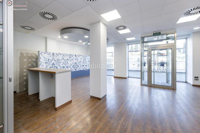 Foto 3d1e807c-1d1c-43f8-988b-31f0f96353ca. Alquiler local comercial gran local reformado en avenida constitución ideal para oficinas en Granada