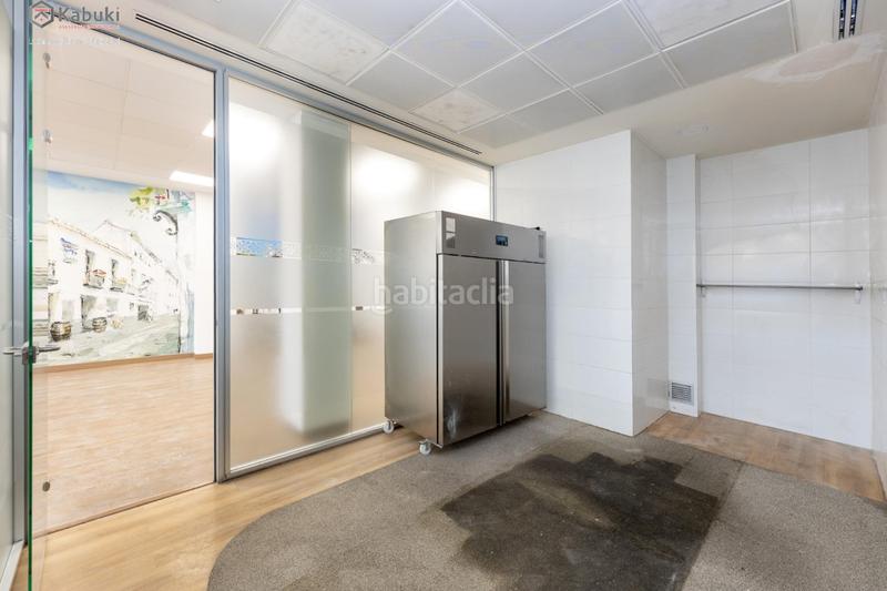 Foto 4e77a43b-174c-4907-a88c-d3d72a95090a. Alquiler local comercial gran local reformado en avenida constitución ideal para oficinas en Granada