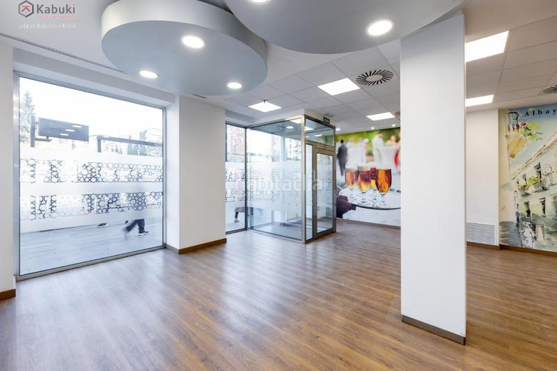 Foto 5c25bdad-6857-4777-9f0b-8ed6fcee1185. Alquiler local comercial gran local reformado en avenida constitución ideal para oficinas en Granada