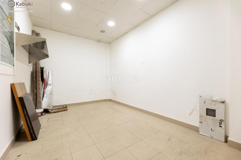 Foto 5c7bf8df-6701-4542-951f-01fd4daeb4c3. Alquiler local comercial gran local reformado en avenida constitución ideal para oficinas en Granada