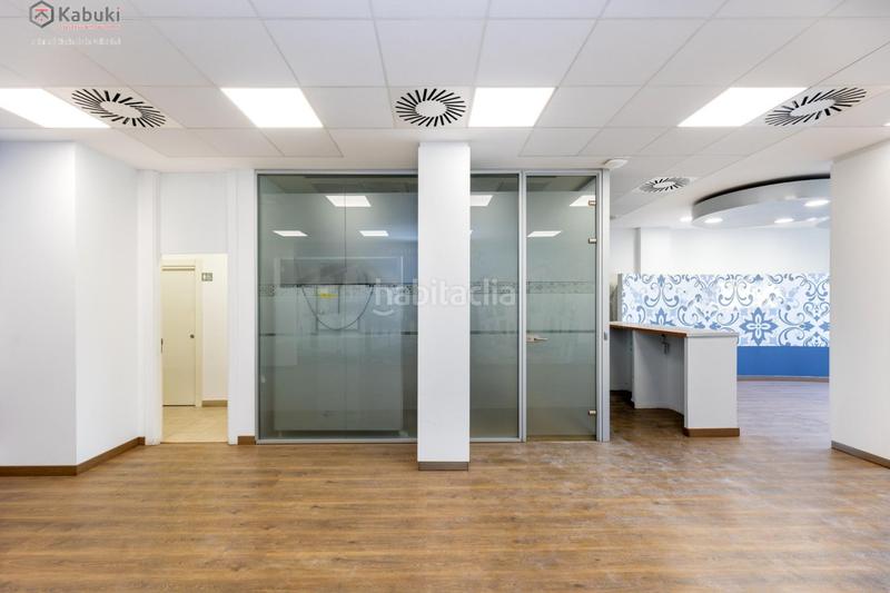 Foto 7ea179bf-f28c-43be-aea9-79611d2f120e. Alquiler local comercial gran local reformado en avenida constitución ideal para oficinas en Granada