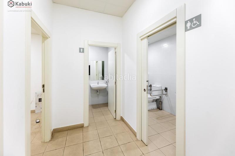 Foto a4c79a7a-8b63-480f-af9e-fff6856fa3a7. Alquiler local comercial gran local reformado en avenida constitución ideal para oficinas en Granada