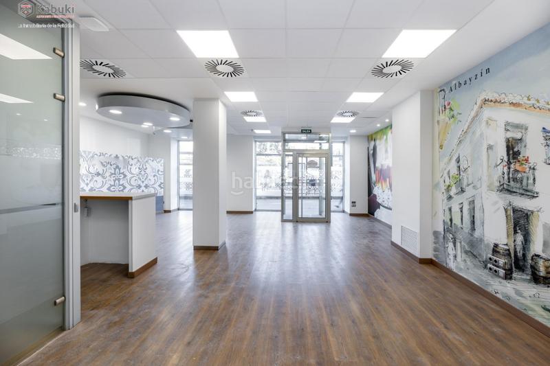 Foto b9bb84b5-20e9-48d0-a288-ce93bcdc6596. Alquiler local comercial gran local reformado en avenida constitución ideal para oficinas en Granada