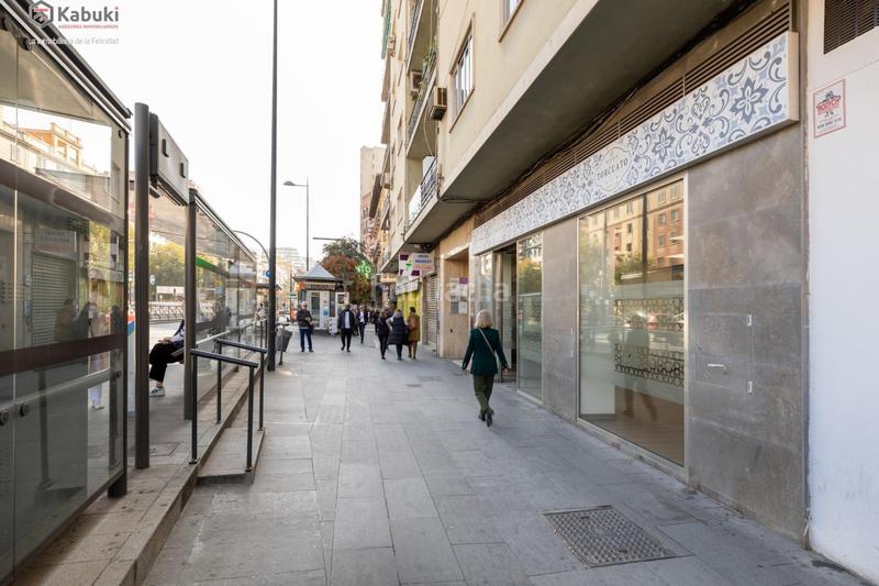 Foto cb8272e3-cb41-4fb0-99f4-9c69c97e3e26. Alquiler local comercial gran local reformado en avenida constitución ideal para oficinas en Granada