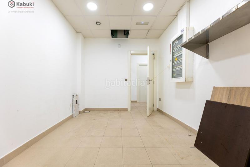 Foto dbc9c32e-5fc8-4a2d-b29f-d22120a62263. Alquiler local comercial gran local reformado en avenida constitución ideal para oficinas en Granada