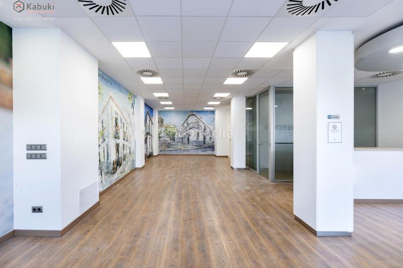 Foto f731de3b-5c9f-4d8c-b0a1-b6341240afaf. Alquiler local comercial gran local reformado en avenida constitución ideal para oficinas en Granada