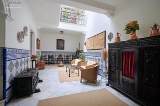 Casa adosada  Sanlúcar de barrameda - calle de las cruces. Sale a la venta casa señorial en sanlúcar de barrameda. situada