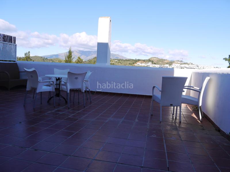Foto 77b0271f-8c1a-44b1-9a16-9c9f4754ea1e. Casa adosada adosado con terraza de 50 metros mirando al golf y mar en Mijas