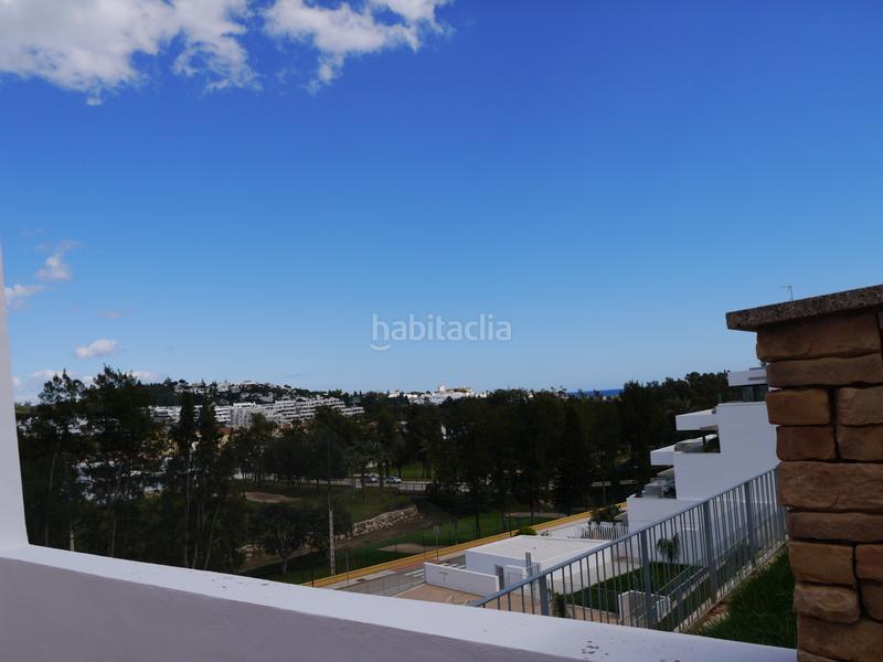 Foto a3df25d1-ea60-42a0-bb7b-4ce106dabdaa. Casa adosada adosado con terraza de 50 metros mirando al golf y mar en Mijas
