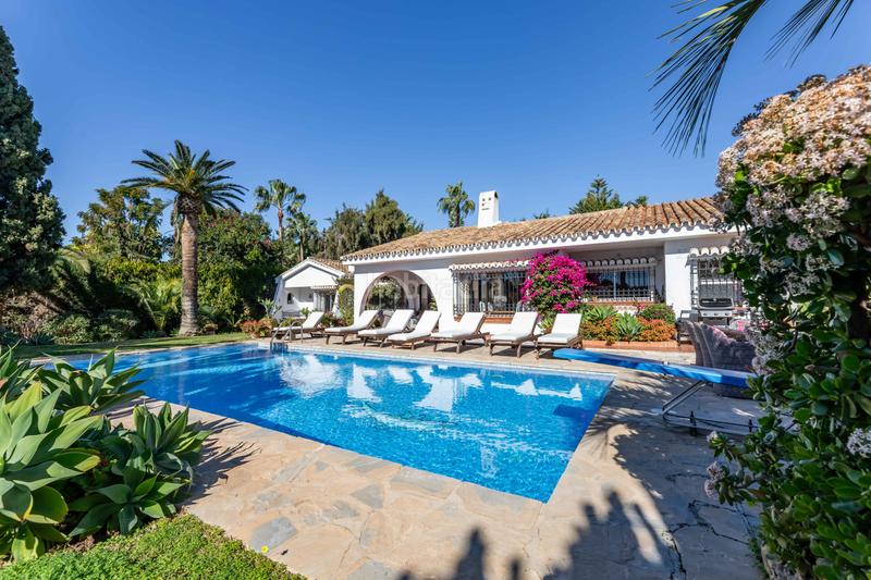 Foto f4e27d32-1ad2-4b52-adc4-f30b27ab59a7. Casa amb piscina a Calahonda Mijas