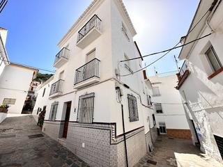 Mas à Árchez. Amplia casa de pueblo en archez
