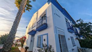 Casa a schiera in Mezquitilla. Luminoso chalet adosado de esquina en mezquitilla