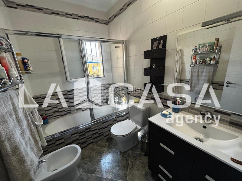 Foto 2a4d83bc-e21a-417b-a8e0-bedcd8813544. Chalet mit parking pool in Olivar de Quintos Montequinto