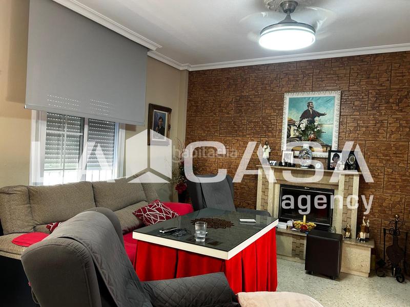 Foto 1694eba5-48ed-4136-9d1b-b85ea443cd60. Chalet with parking pool in Olivar de Quintos Montequinto